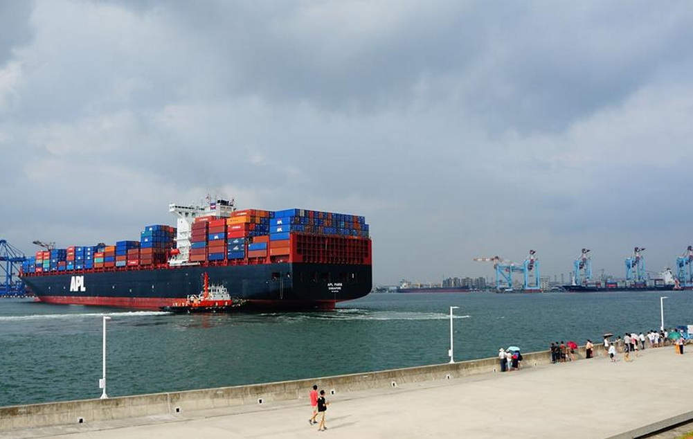 這是一艘船身漆有「APL」字樣，是美商美國總統輪船公司貨輪，已有 160年以上的歷史，是全球性的貨櫃運輸服務公司，1997 年與 NOL(新加坡商海皇輪船公司) 合併，是全世界第八大貨輪公司。