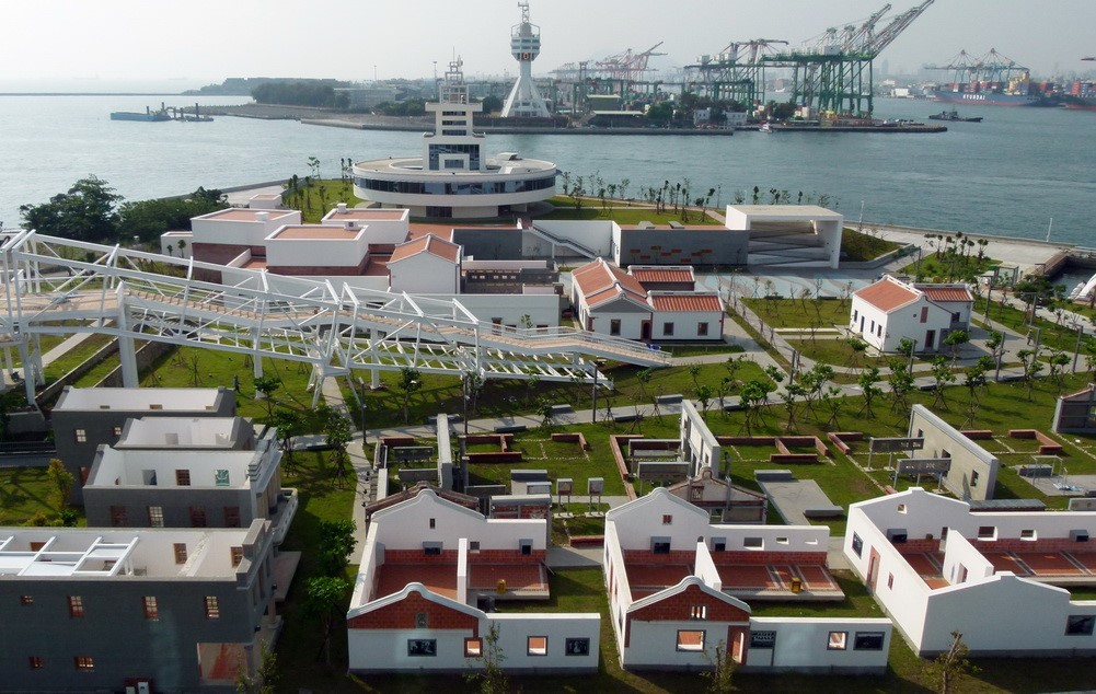 紅毛港文化園區位在高雄港第二港口出海口，是全球唯一可以近距離觀賞大船入港的文化觀光景點。
