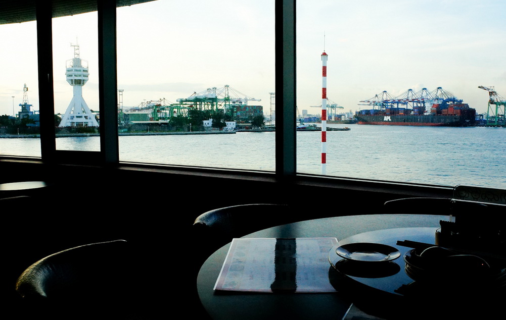 小紅食堂@高字塔旋轉餐廳，讓您坐饗美食觀賞海景！